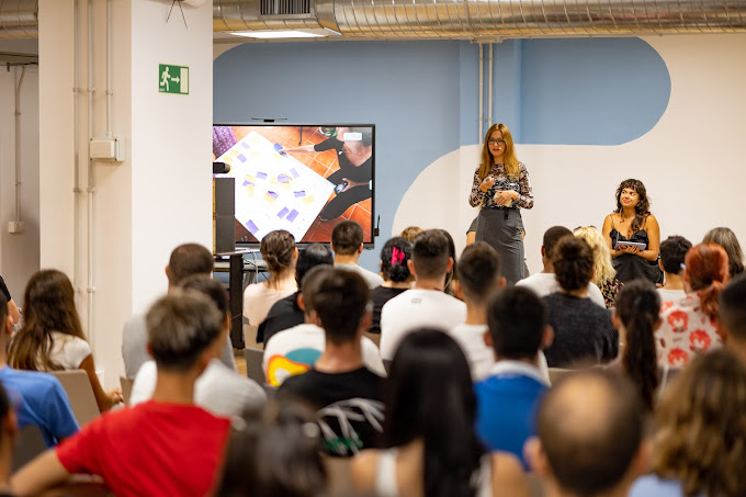 https://palabras-languageschool.com/wp-content/uploads/2023/11/01_group_presentation.jpg
