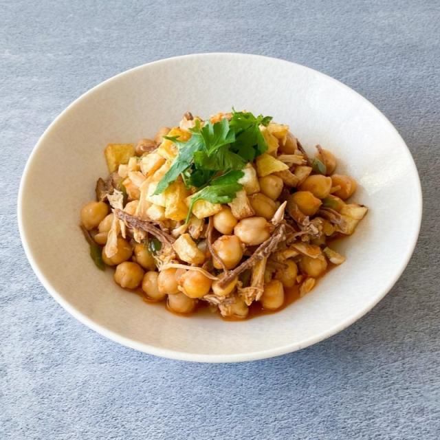 A plate of Ropa Vieja, a traditional Canarian dish.