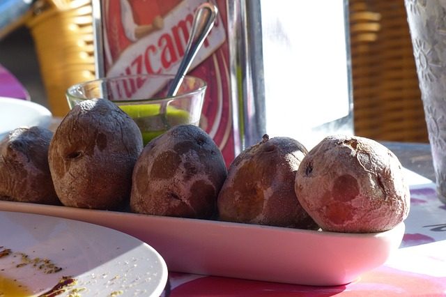 https://palabras-languageschool.com/wp-content/uploads/2023/11/canarian-wrinkled-potatoes-406478_640-e1699302105671.jpg