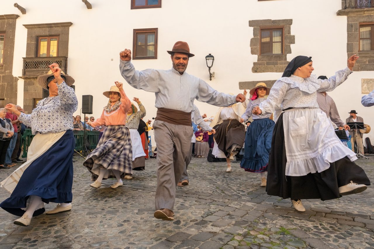 Canarian people dancing a "Malagueña".